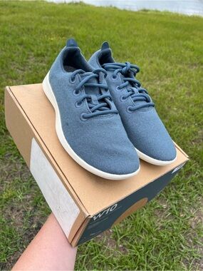 New In Box Allbirds Womans Wool Runner Sneakers in Soft Teal Size 10